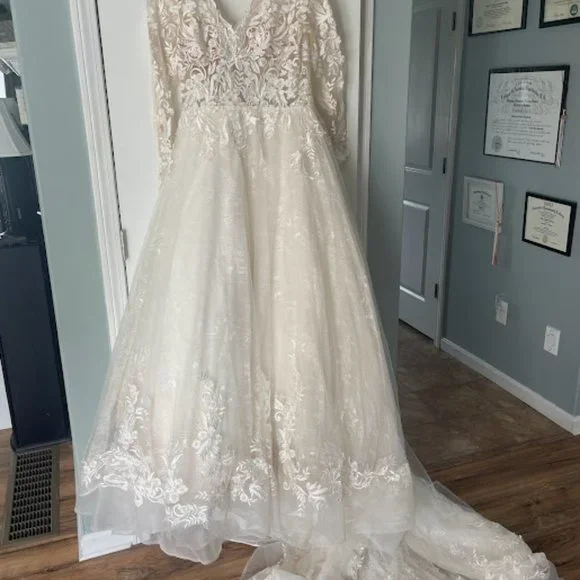 Maggie Sottero Ivory Zander Wedding Dress, Size 10